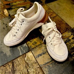 Sorel canvas shoes. Super cute and in great shape! No trades. Size 8.